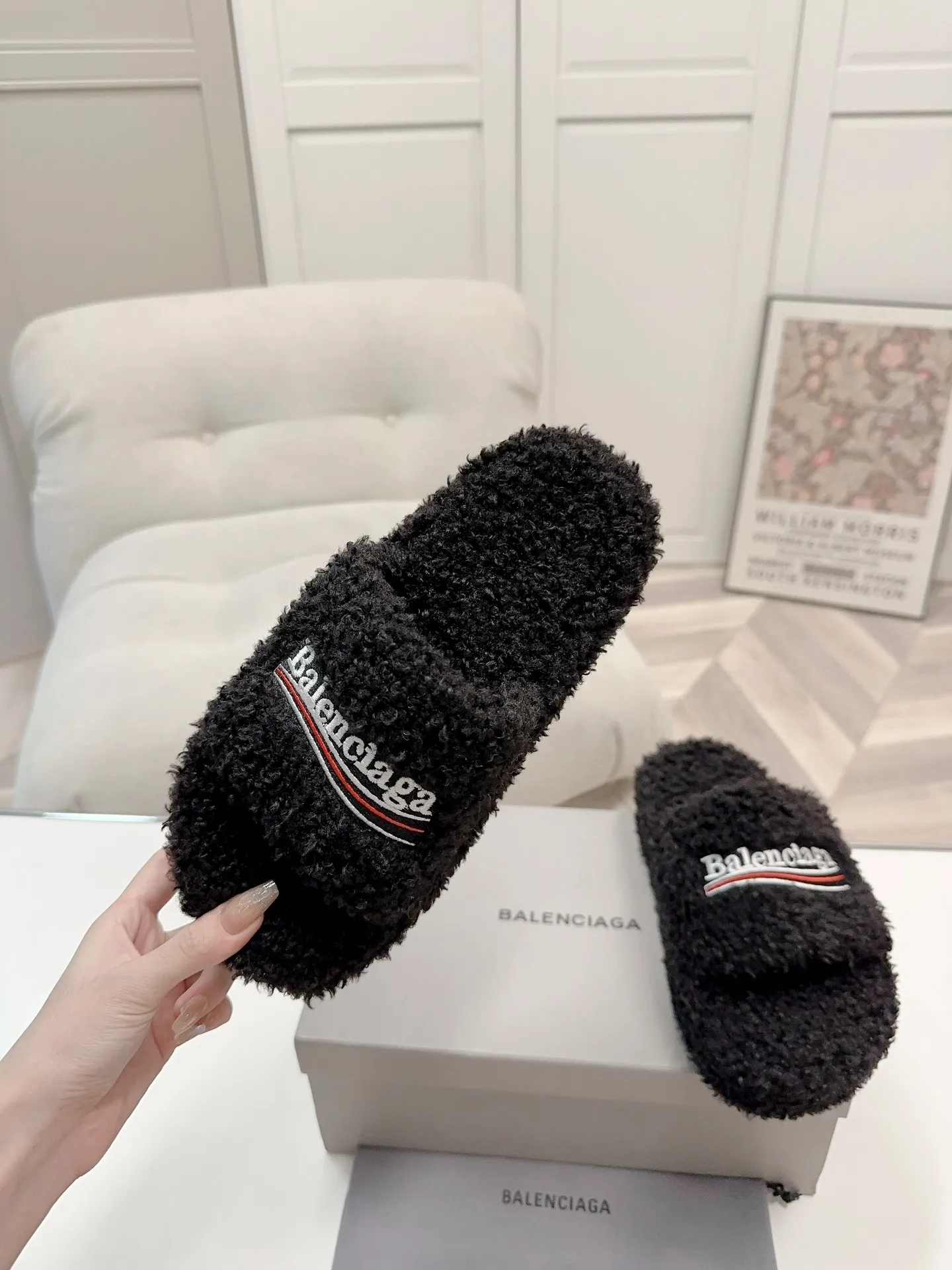 👟👟Ex-factory price 480👟👟Thick-soled Balenciaga autumn and winter trendy wool slippers💕cx upper letter pattern, electric embroidery logo embroidery technology! Full of high-end feel! Especially beautiful on the feet 🦶 🐑Material: wool (very soft and comfortable) 🐑Sole: Original non-slip and wear-resistant outsole 🐑Number/size: Women's 35-41